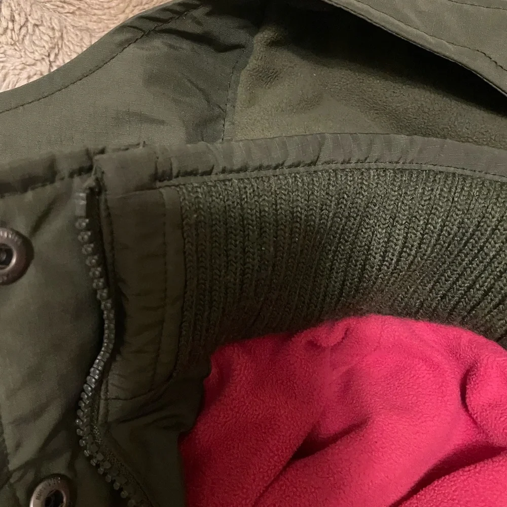 Hollister Rain Jacket in Great Condition - Picture 3 of 4